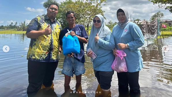 Warga Desa Sungai Madang RT 08 dan RT 09 serta Desa Gudang Hirang, Kecamatan Sungai Tabuk, Kabupaten Banjar, yang sebelumnya belum pernah menerima bantuan